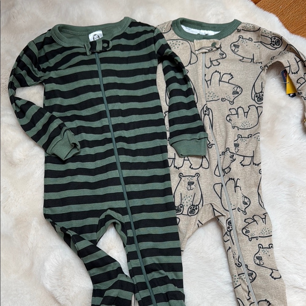 2 pack gerber PJs with grippy feet NWT (12 months)